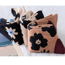 Load image into Gallery viewer, 3 Pair Flower Print Stylish Cotton Blend Crew Socks - MoSocks
